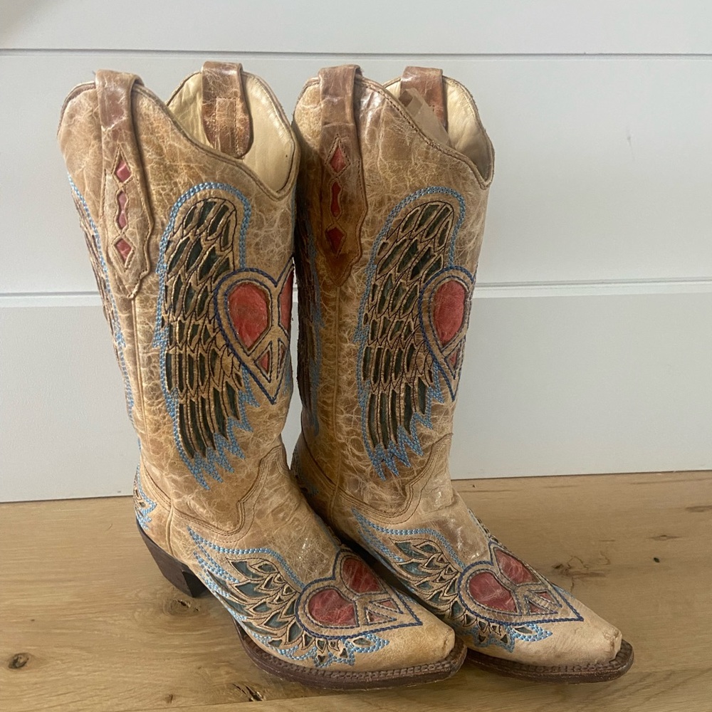 Corral Peace Heart with wings cowboy boots